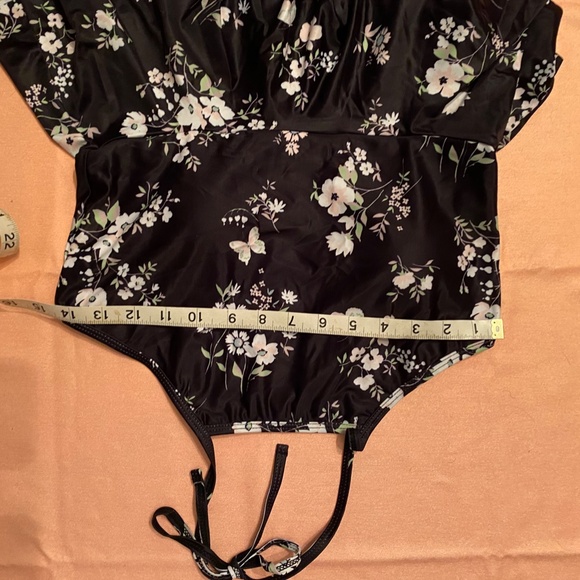 Sweet Floral print Halter Tankini with Peplum Black Bottoms - Picture 12 of 16